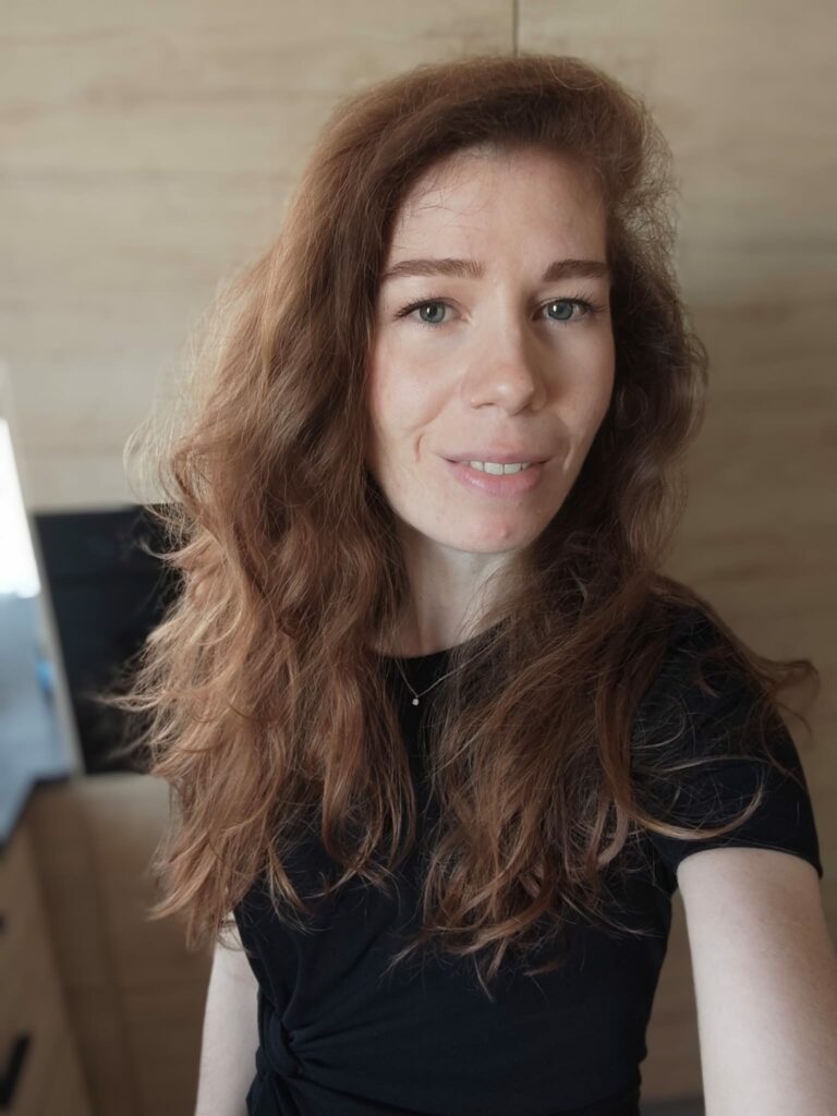 Ondulations naturelles avec un chignon sur cheveux humides 