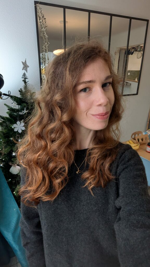 Le rendu que j'obtient avec mon alopécie androgénétique et la technique des boucles sans chaleur avec les chaussettes !